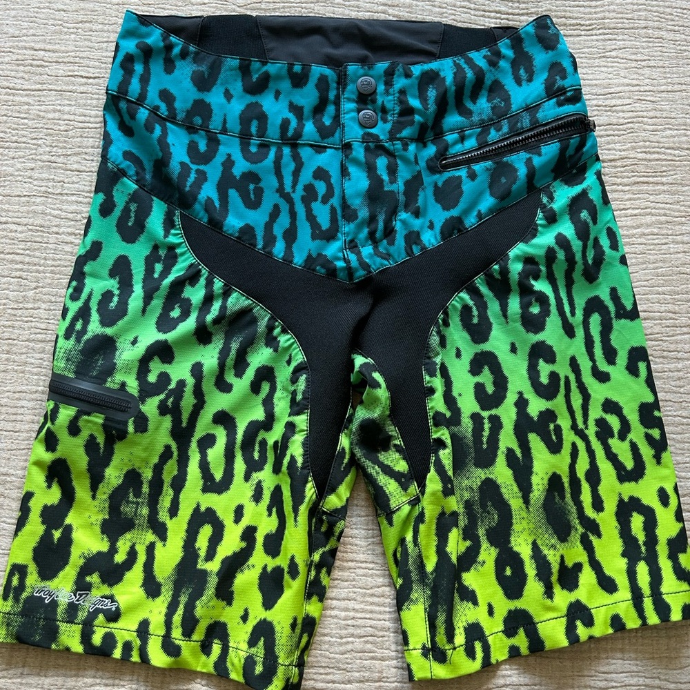 Vibrant Leopard Print Bike Shorts